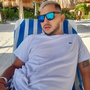 Meet your Posher, Pablo andres